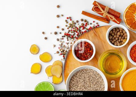 Details zu verschiedenen Gewürzen und Zutaten auf einem Holzbrett im Küchenbereich Stockfoto