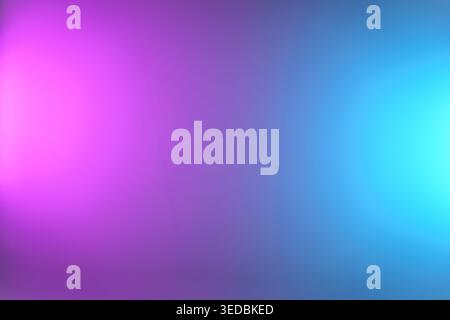 Lebendiger abstrakter Hintergrund mit weichen Übergängen in Neonpink, lila und blauem Licht. Modernes Web-Grafikdesign, Präsentationen, Overlays, Sozia Stockfoto
