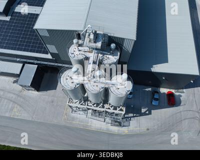 Luftaufnahme der geschäumten Glasfabrik mit großen Metallsilos und Solarpaneelen auf dem Dach in Great Heck, England, Großbritannien. Stockfoto