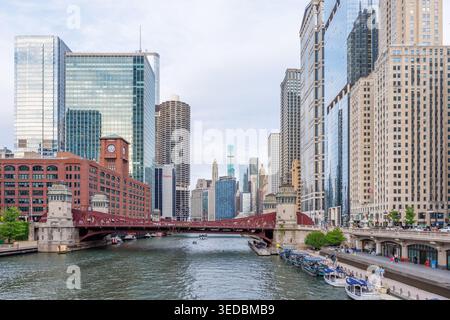 Chicago, Illinois, USA - 25. Mai 2025: Chicago Riverwalks mit modernen Gebäuden Stockfoto