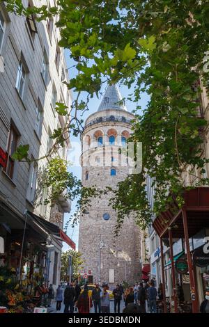 Istanbul, Türkei - 10. Oktober 2021: Blick auf die Straße mit Galata-Turm und Fußgängern Stockfoto