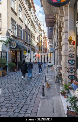 Istanbul, Türkei - 10. Oktober 2021: Enge Straße mit Geschäften und Menschen Stockfoto