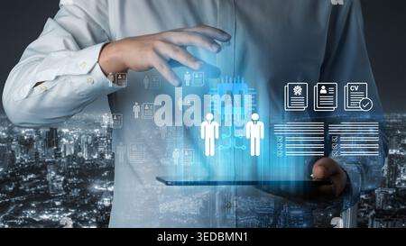 Ein moderner Geschäftsexperte interagiert mit digitaler Technologie, um den Rekrutierungsprozess mithilfe von KI zu optimieren und dabei den Hintergrund der Stadt zu demonstrieren Stockfoto