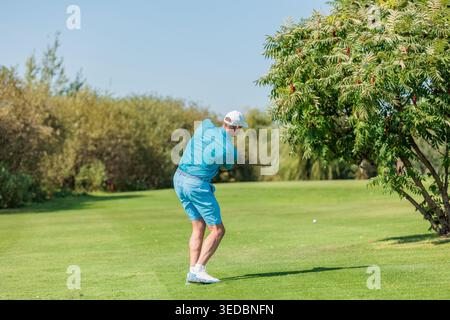 Rückansicht des Golfspielers beim Schuss Stockfoto