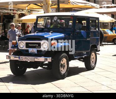 Klassischer blauer Toyota Land Cruiser J40 Diesel bei der 30. Internationalen Oldtimer Auto Rallye in Rijeka, Kroatien, 2026. Kultiger Vintage-Offroader. Stockfoto