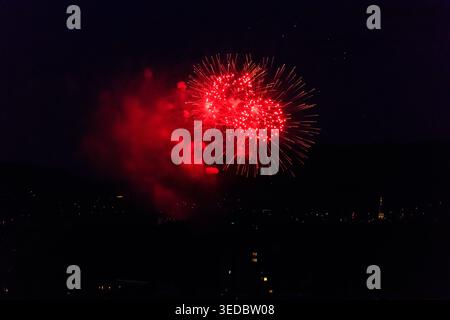 Wunderschönes Feuerwerk über der Stadt Bern in der Schweiz Stockfoto