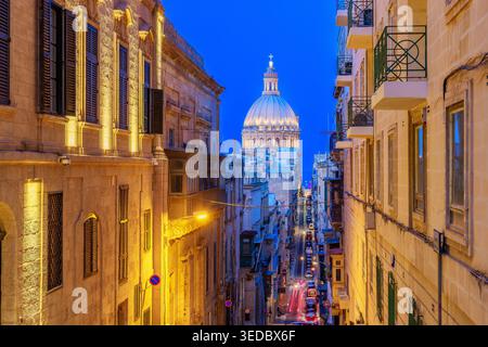 Valletta, Malta. Straße zum Grand Harbour und der Kathedrale St. Paul. Stockfoto