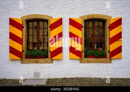 Bunte Fenster von Schloss Neuchatel, Schweiz Stockfoto