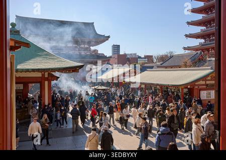 Besuchermenge im Senso-JI-Tempel, einem alten buddhistischen Tempel im Bezirk Asakusa, Taito City, Tokio, Japan. Stockfoto