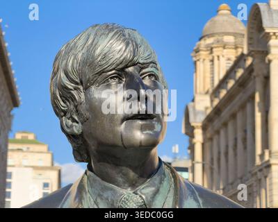LIVERPOOL, MERSEYSIDE, ENGLAND - 19. APRIL 2026: Eine detaillierte Nahaufnahme der Bronzestatue von John Lennon, Teil der Beatles-Statue Stockfoto