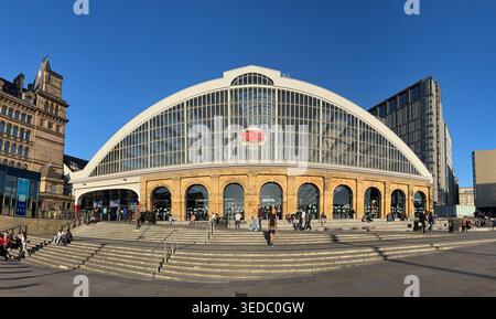 LIVERPOOL, MERSEYSIDE, ENGLAND - 19. APRIL 2026: Panoramablick auf den Bahnhof Lime Street mit Glaskuppeleingang in Liverpool Stockfoto