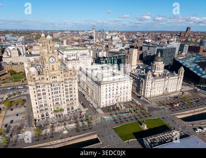 LIVERPOOL, MERSEYSIDE, ENGLAND - 19. APRIL 2026: Aus der Vogelperspektive auf das Royal Liver Building, das Cunard Building und das Port of Liverpool Building Stockfoto
