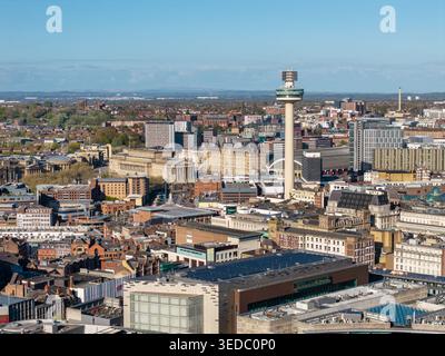 LIVERPOOL, MERSEYSIDE, ENGLAND - 19. APRIL 2026: Aus der Vogelperspektive auf die Gebäude der Stadt Liverpool mit dem Radio City Tower in der Skyline Stockfoto
