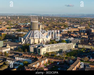 LIVERPOOL, MERSEYSIDE, ENGLAND - 19. APRIL 2026: Aus der Vogelperspektive auf Universitätsgebäude und Wohnviertel in der Nähe der Metropolitan Cathedral Stockfoto