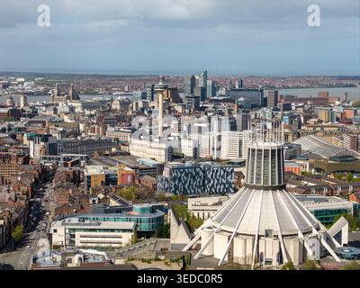 LIVERPOOL, MERSEYSIDE, ENGLAND - 16. APRIL 2026: Aus der Vogelperspektive wird das kreisförmige Design der Metropolitan Cathedral mit dem Stadtzentrum von Liverpool erfasst Stockfoto