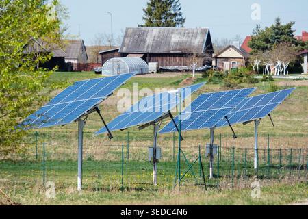Nahaufnahme einer Reihe von Solarpaneelen in einer kleinen ländlichen Stadt an einem hellen sonnigen Tag Stockfoto