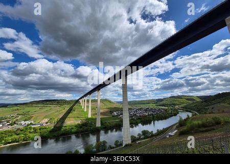 Zeltingen-Rachtig Themenfoto: Deutschland, Landschaft, Fluss, Mosel, Wanderung, 03.05.2026 die Hochmoselbruecke bei Zeltingen-Rachtig im mit eindrucksvollen Wolken Themenfoto: Deutschland, Landschaft, Fluss, Mosel, Wanderung, 03.05.2026 *** Zeltingen Rachtig Themenfoto Deutschland, Landschaft, Fluss, Mosel, Wanderung, 03 05 2026 die hohe Moselbrücke bei Zeltingen Rachtig mit beeindruckenden Wolken Themenfoto Deutschland, Landschaft, Fluss, Mosel, Wanderung, 03 05 2026 Copyright: xEibner-Pressefoto/JuergenxAugstx EP JAT Stockfoto