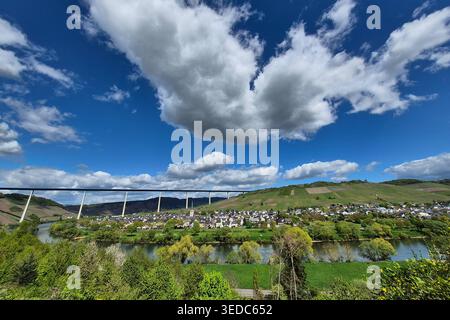 Zeltingen-Rachtig Themenfoto: Deutschland, Landschaft, Fluss, Mosel, Wanderung, 03.05.2026 die Hochmoselbruecke bei Zeltingen-Rachtig im mit eindrucksvollen Wolken Themenfoto: Deutschland, Landschaft, Fluss, Mosel, Wanderung, 03.05.2026 *** Zeltingen Rachtig Themenfoto Deutschland, Landschaft, Fluss, Mosel, Wanderung, 03 05 2026 die hohe Moselbrücke bei Zeltingen Rachtig mit beeindruckenden Wolken Themenfoto Deutschland, Landschaft, Fluss, Mosel, Wanderung, 03 05 2026 Copyright: xEibner-Pressefoto/JuergenxAugstx EP JAT Stockfoto