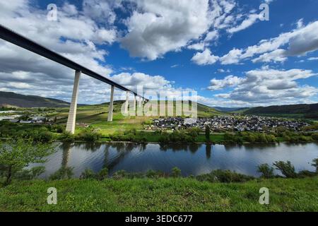 Zeltingen-Rachtig Themenfoto: Deutschland, Landschaft, Fluss, Mosel, Wanderung, 03.05.2026 die Hochmoselbruecke bei Zeltingen-Rachtig im mit eindrucksvollen Wolken Themenfoto: Deutschland, Landschaft, Fluss, Mosel, Wanderung, 03.05.2026 *** Zeltingen Rachtig Themenfoto Deutschland, Landschaft, Fluss, Mosel, Wanderung, 03 05 2026 die hohe Moselbrücke bei Zeltingen Rachtig mit beeindruckenden Wolken Themenfoto Deutschland, Landschaft, Fluss, Mosel, Wanderung, 03 05 2026 Copyright: xEibner-Pressefoto/JuergenxAugstx EP JAT Stockfoto