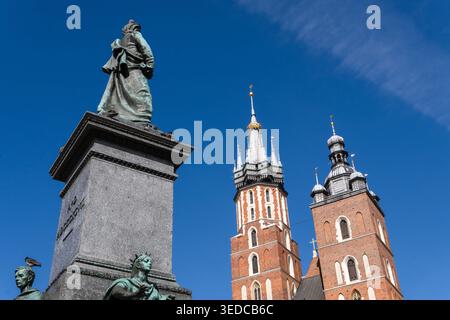 Adam-Mickiewicz-Denkmal und Kosciol Mariacki, Bazylika Mariacka (Marienkirche, Marienkirche) in Krakau, Polen Stockfoto