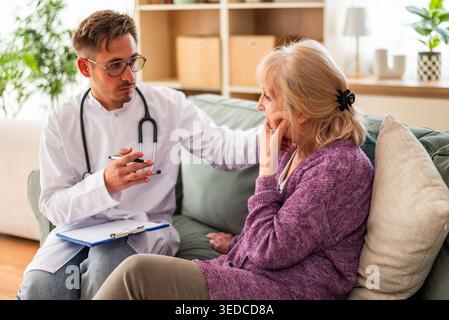 Eine Pflegerin hilft älteren Frauen zu Hause. Professionelle Gesundheitsförderung für ältere Menschen. Stockfoto