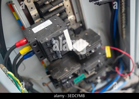 Detaillierte Nahaufnahme einer Leistungsschaltertafel. Präsentation elektrischer Komponenten, Kabelverbindungen und Sicherheitsvorrichtungen, die für die Energie in Haushalten unerlässlich sind Stockfoto