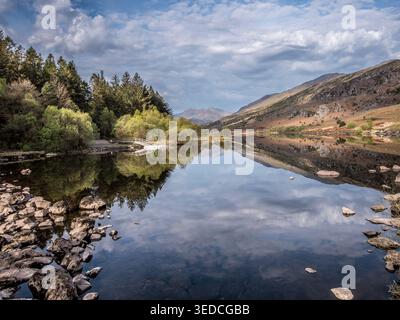 Der Magier vom Mount Snowdon blickt über den kleinen See von Llynn Mymbre zum Mount Snowdon, der in Walisisch Yr Wyddfa genannt wird, der höchste Gipfel in Wales Stockfoto