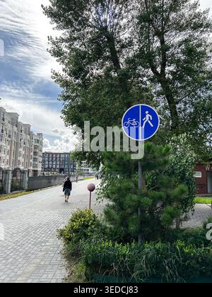Rundes blaues Straßenschild für Fußgänger- und Radwege, gemeinsamer Gehweg. Vertikales Foto Stockfoto