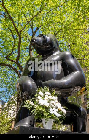 Fragile Giant ist eine öffentliche Kunstinstallation im Murray Hill Historic District, die bis Mai 2026 in New York City, USA, ausgestellt wurde Stockfoto