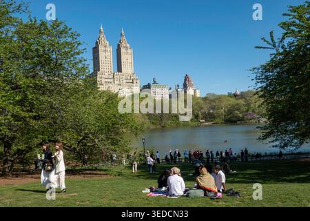 Besucher genießen den Blick auf San Remo am See in der Upper West Side, Central Park, 2026, New York City, USA Stockfoto
