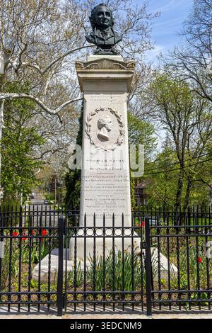 Eine Büste des amerikanischen Gründers Pater Thomas Paine in New Rochelle, New York. Thomas Paine schrieb 1776 das Pamphlet „Common Sense“ Stockfoto