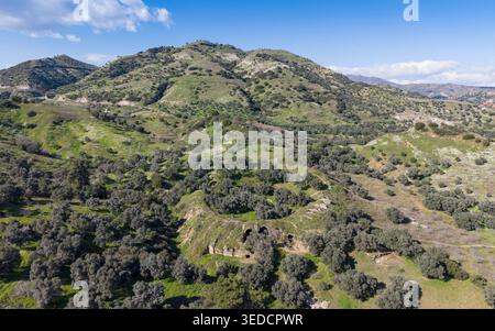 Drohnenansicht der antiken Stadt Mastaura in Aydin, Türkei, gut erhaltenes römisches Amphitheater und die umgebende archäologische Landschaft Stockfoto