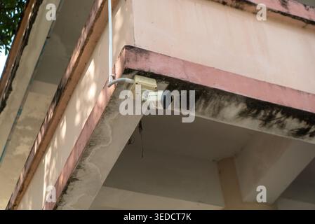 Nahaufnahme einer an der Ecke eines Gebäudes montierten Überwachungskamera, die ihre Rolle bei der Überwachung und Überwachung zur Erhöhung der Sicherheit unterstreicht. Stockfoto