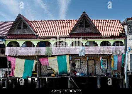 Nahaufnahme von Häusern auf der Insel Koh Panyi, auch bekannt als Koh Panyee, Thailand, einem kleinen, muslimischen Fischerdorf, das auf Stelzen gebaut wurde Stockfoto