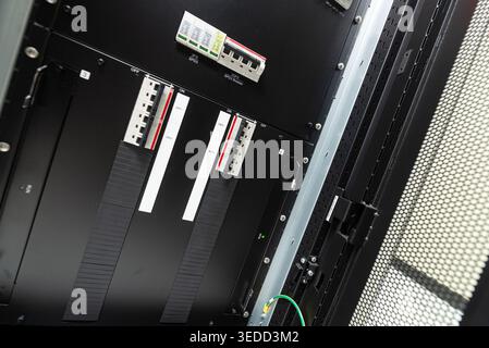 Detaillierte Ansicht der Leistungsschalter in einer elektrischen Schalttafel, in der Technologie und Sicherheitsmerkmale vorgestellt werden, die für die Stromverteilung und -Verwaltung in von grundlegender Bedeutung sind Stockfoto