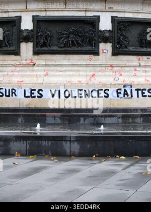Paris, Dienstag, 26. November 2019. Details der Collage „Grenelle: Die Pr.-Stunts über Gewalt gegen Frauen satt“ auf der zentralen Statue, Place de la République, Route der von Nous Toutes organisierten Demonstration gegen Gewalt gegen Frauen, am 23. November 2019. Paris. - 26/11/2019 - Frankreich / Paris - Augustin Le Gall / Le Pictorium Stockfoto