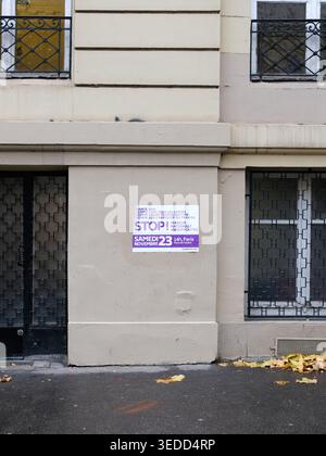 Paris, Dienstag, 26. November 2019. Poster für die Demonstration „Nous Toutes“ und marschieren auf einer Mauer entlang der Route der Demonstration, die von Nous Toutes gegen Gewalt gegen Frauen am 23. November 2019 organisiert wurde. Boulevard Saint Martin, Paris 2. Arrondissement. - 26/11/2019 - Frankreich / Paris - Augustin Le Gall / Le Pictorium Stockfoto