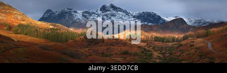 Panoramablick auf die schneebedeckten Berge der Langdale Pikes an einem Herbstmorgen im Lake District, Großbritannien. Stockfoto