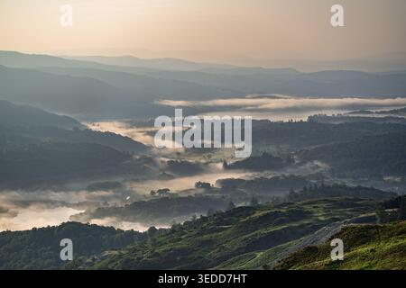 Aus der Vogelperspektive des frühen Morgennebels im Langdale Valley aus den Bergen des Lake District, Großbritannien. Stockfoto