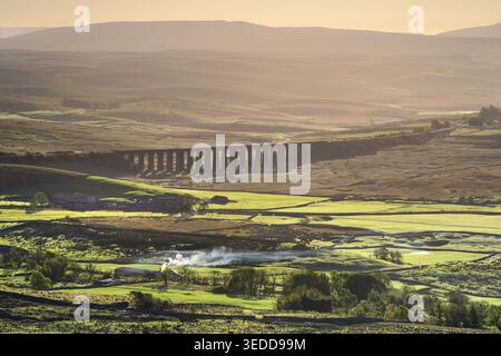 Blick aus der Vogelperspektive auf das Batty Moss Viaduct in Ribblehead an einem wunderschönen Sommermorgen, Yorkshire Dales, Großbritannien. Stockfoto
