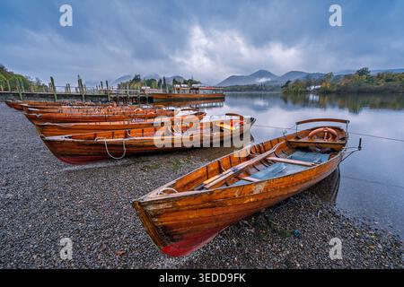 Holzruderboote vertäuten an einem Herbstmorgen im Lake District, Großbritannien. Stockfoto