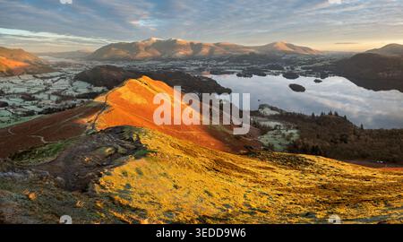 Panoramablick auf Derwentwater und die umliegenden Berge mit goldenem Morgenlicht auf Catbells, Lake District, Großbritannien. Stockfoto