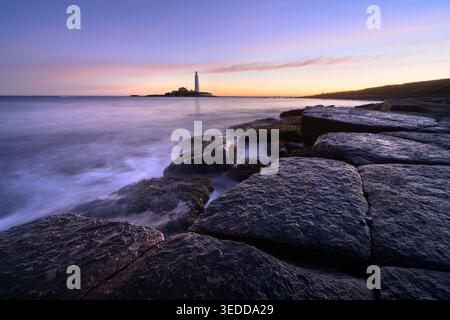St Mary's Lighthouse in Whitley Bay an einem ruhigen Morgen mit Felsen an der Nordostküste, England, Großbritannien. Stockfoto