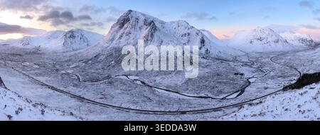 Glencoe Berge, bedeckt mit Schnee an einem Wintermorgen, Scottish Highlands, Großbritannien. Stockfoto