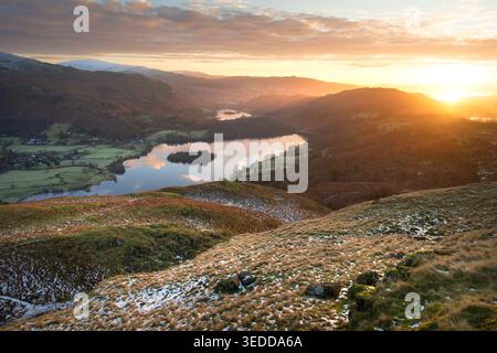 Goldener Sonnenaufgang über Grasmere und Rydal Water an einem wunderschönen Wintermorgen, Lake District, Großbritannien. Stockfoto