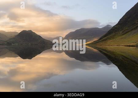 Bergreflexionen am ruhigen Morgen im Crummock Water im Lake District, Großbritannien. Stockfoto