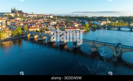 Blick aus der Vogelperspektive auf die Karlsbrücke über die Moldau mit der Prager Burg und den historischen roten Dächern in Prag, Prag, Tschechien. Stockfoto