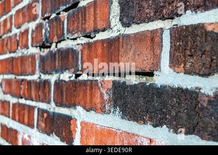 Dieses eindrucksvolle Nahaufnahme-Foto fängt die Textur und den Charakter einer alten Ziegelwand ein. Die geringe Tiefe des Feldes isoliert die mittlere Zeile. Stockfoto