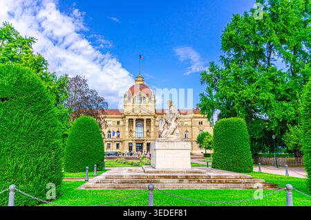 Straßburg, Frankreich, 12. Juli 2024: Palais du Rhin, Rheinpalast, Denkmal für das Kriegsgedenkmal und Garten auf dem Platz der Republik in Strasbo Stockfoto