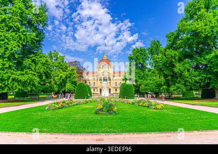 Straßburg, Frankreich, 12. Juli 2024: Palais du Rhin, Rheinpalast, Kriegsdenkmal und Garten auf dem Platz der Republikanischen Republik in Straßburg Stockfoto